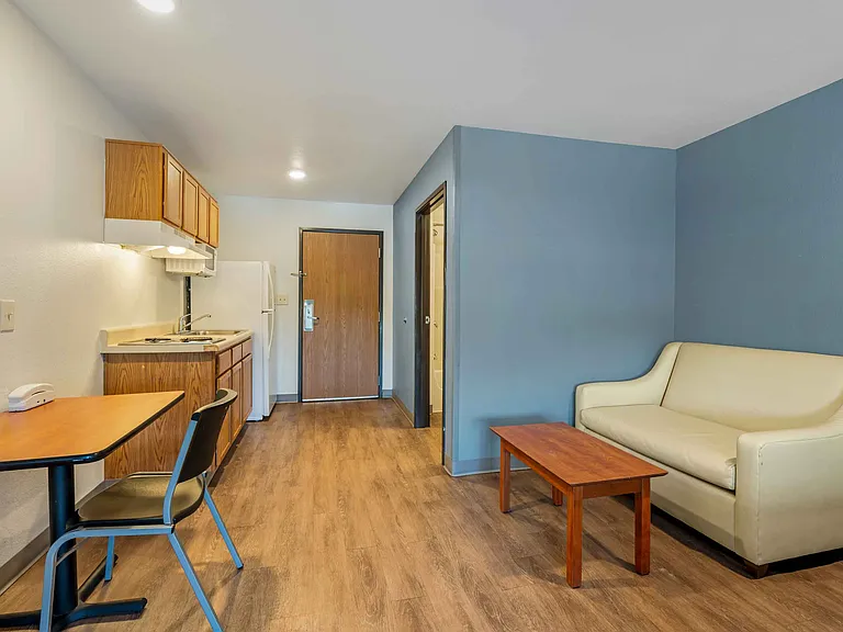 Deluxe Studio - 1 Full Bed