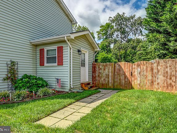 3rd image of 116 Cloverdale Ct