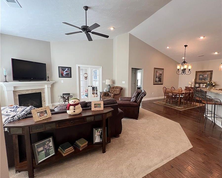 2nd image of 1327 Bourdeaux Way