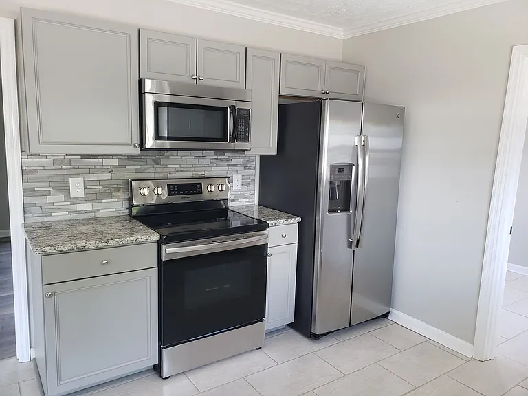 904 Snow St — Photo 4