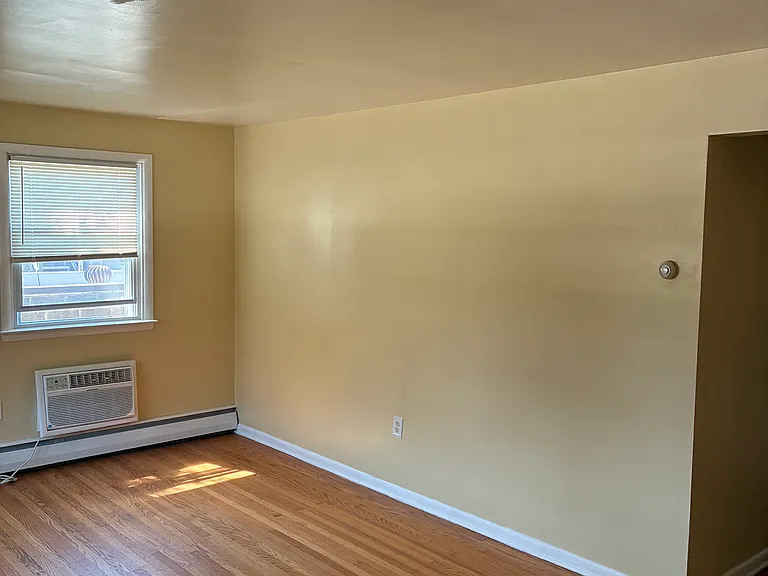 204-206 Woodlawn Ave #1A — Photo 3