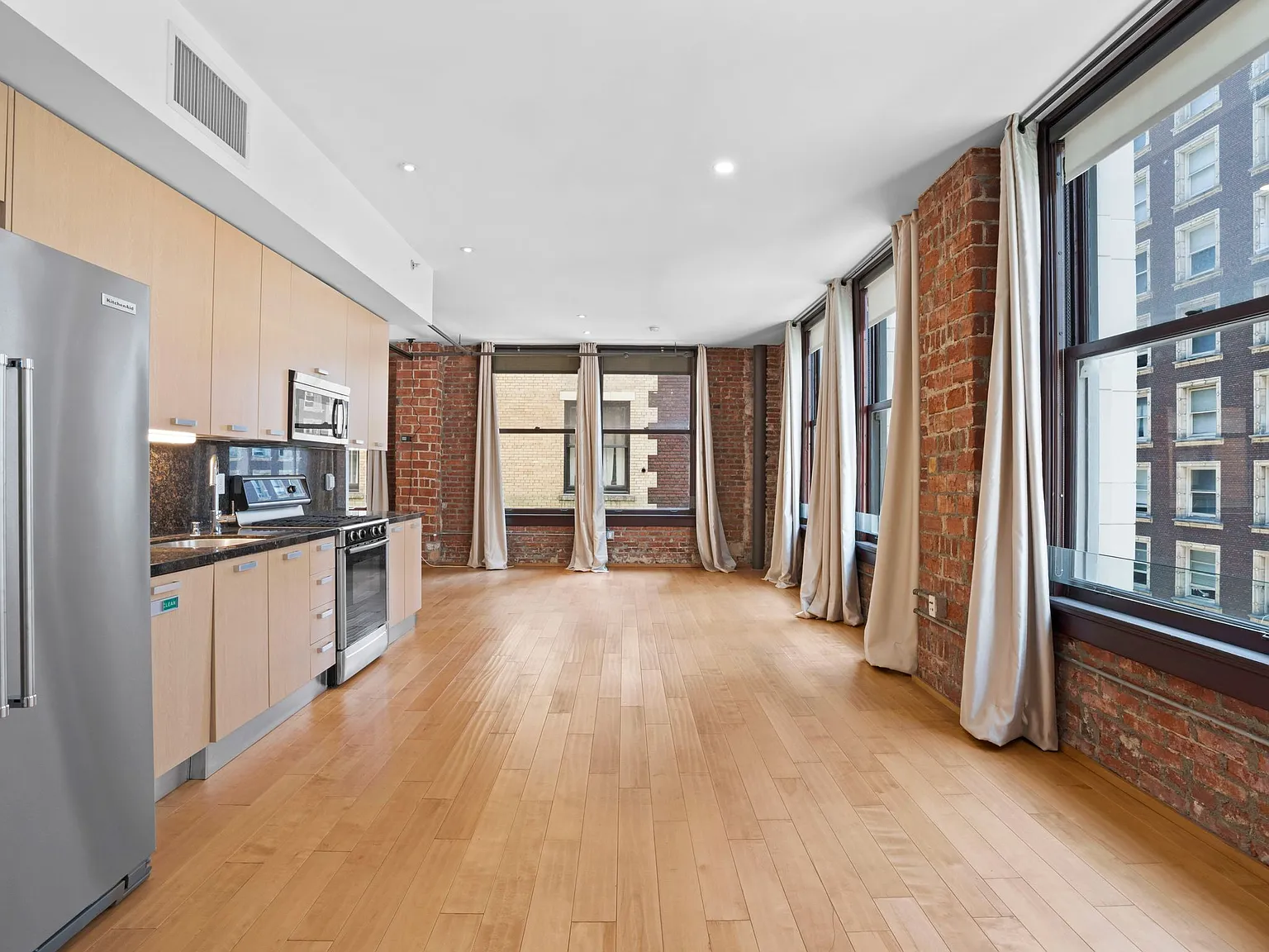 1 bed, 900 sqft, $2,400 — Photo 1