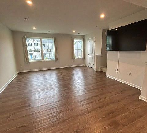 3rd image of 62 Rose Glen Ct