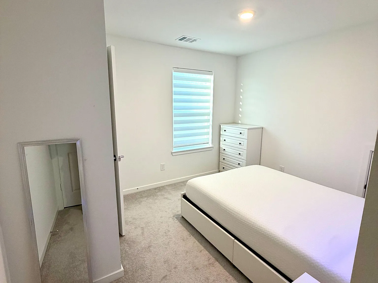 1 bed, 1.0 bath, 2011 sqft, $923 — Photo 2