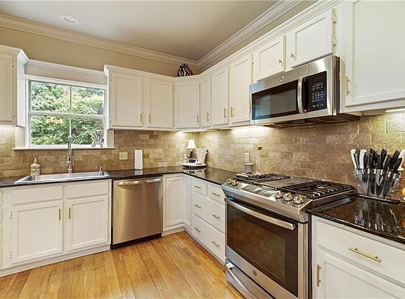 5th image of 921 Carriage Way