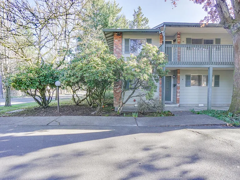 Charwin Court Apartments — Photo 59