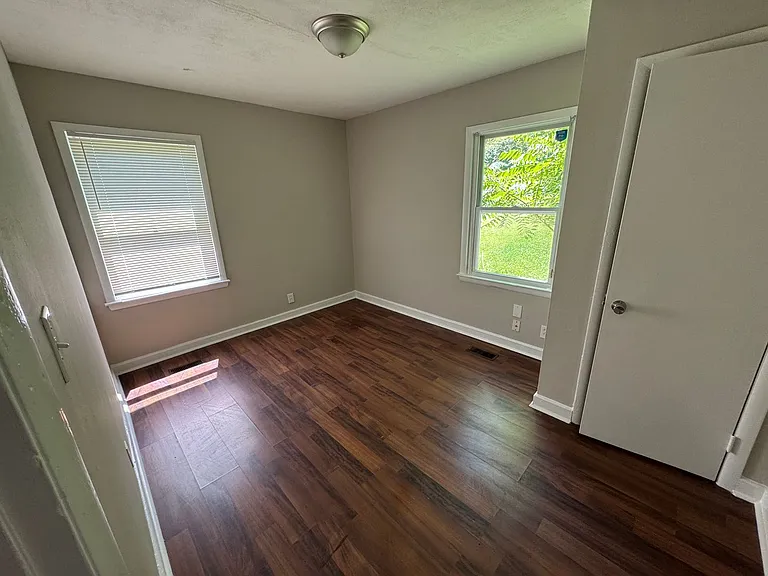 1103 McArthur Ave — Photo 1