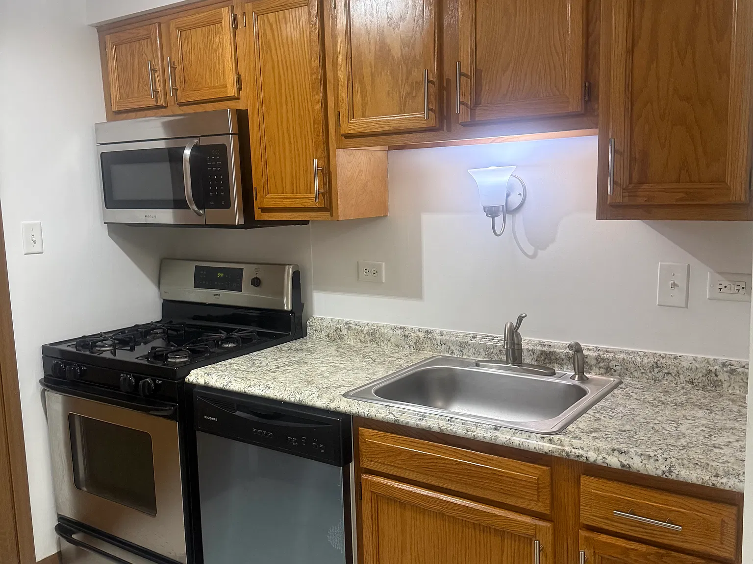 2 bed, 1100 sqft, $1,725 — Photo 1