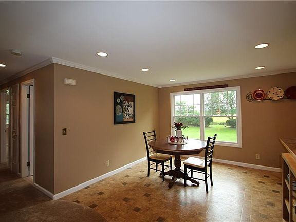 4th image of 42 Round Trail Dr
