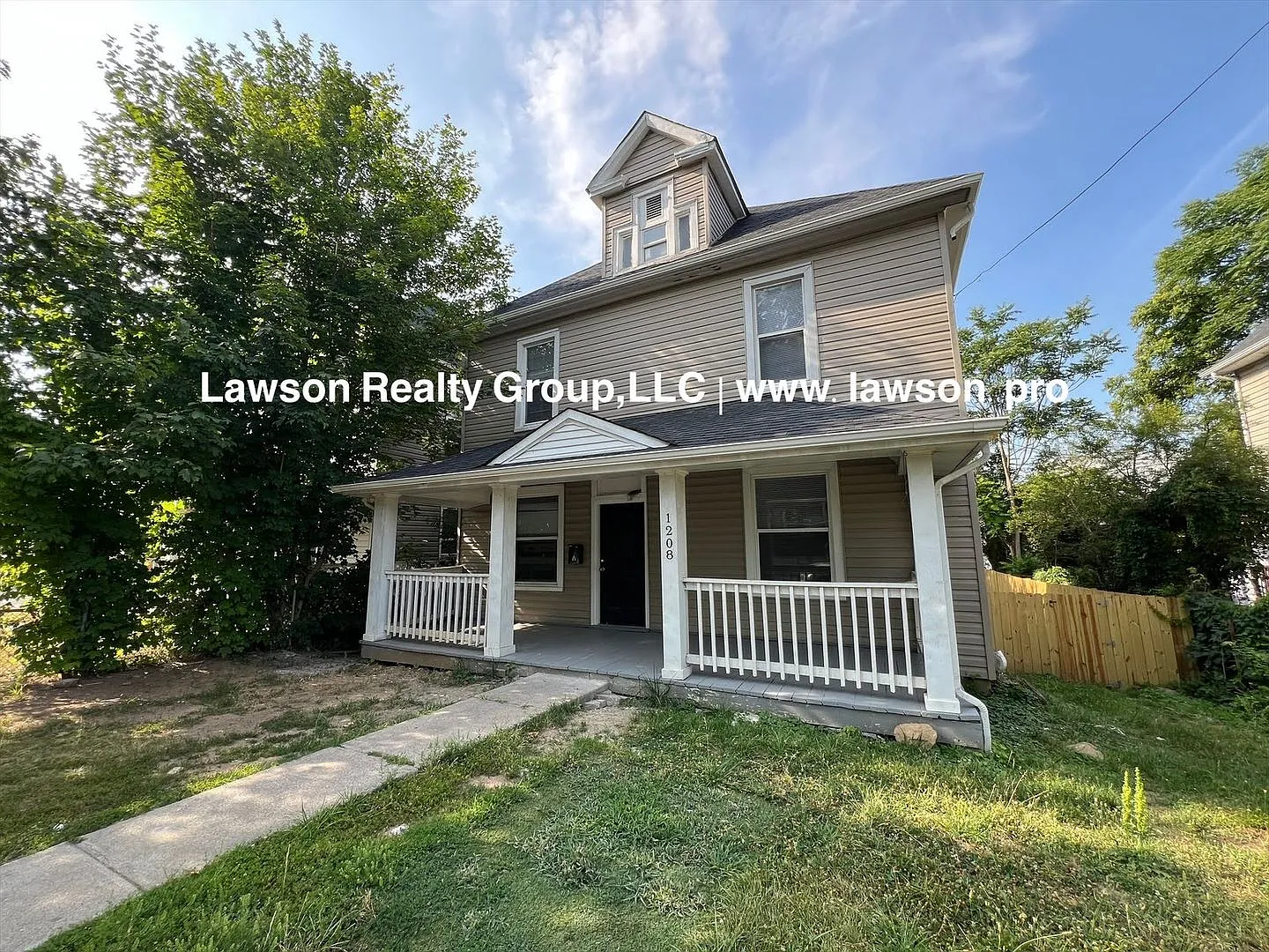 Spacious West End Four Bedroom Home with Fenced In Yard — Photo 3
