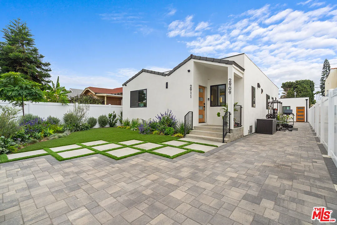 Photo 2 of 28 - 2911 S Rimpau Blvd #1 - Los Angeles, CA Building Photo - 2911 S Rimpau Blvd #1