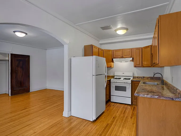 2552 Garfield Ave S — Photo 3
