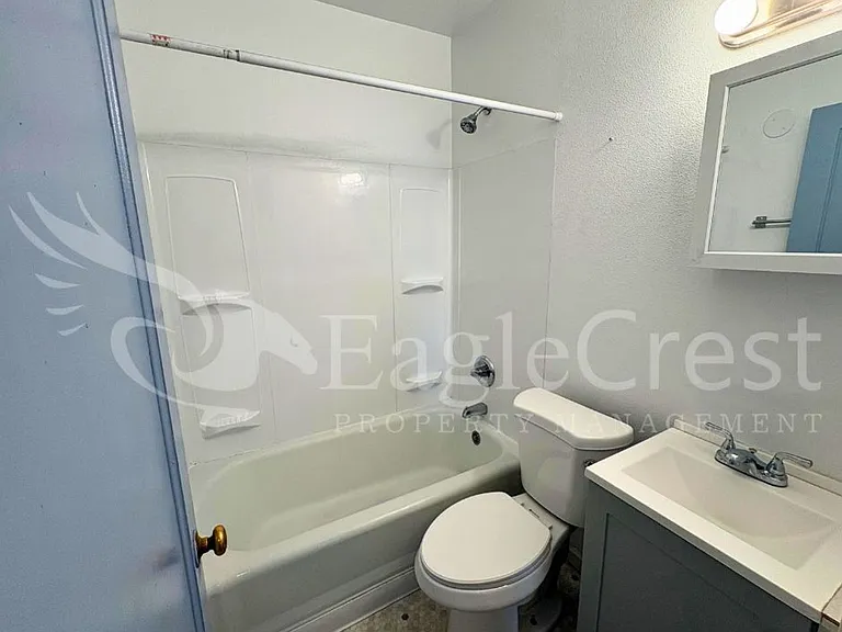 1001 W Chestnut St — Photo 21