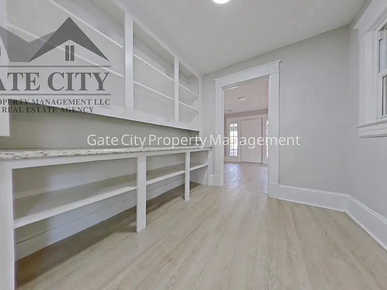 1105 Adams St — Photo 4