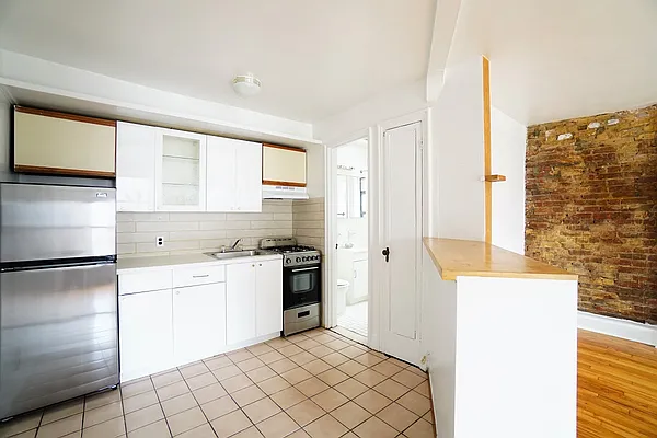 Rented by Renetta Real Estate | media 13