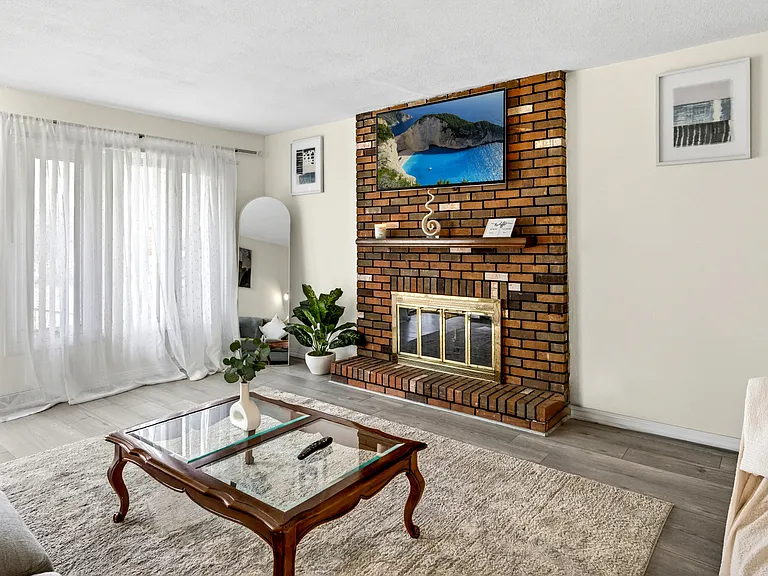 2429 Lawrence Ave — Photo 12
