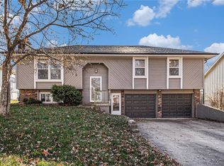 10307 NW 57th St, Parkville, MO 64152