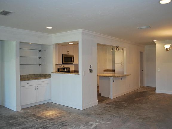 5th image of 4300 Lakeside Dr Unit 7