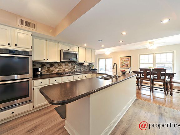 Eat-in Kitchen