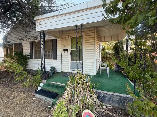 214 E Gilbert St, Henrietta, TX 76365