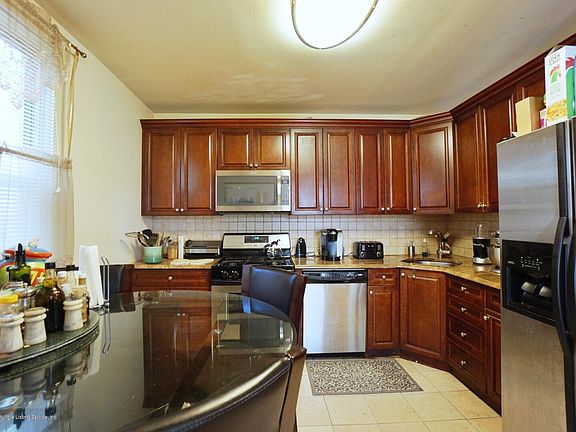 3rd image of 15 Sharpe Ave