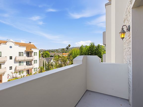 2nd image of 13940 Moorpark St APT 306