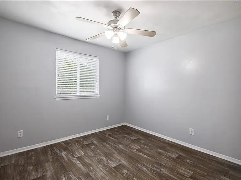 2401 Manor Rd #121 — Photo 13