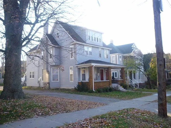 234 Henry Ave SE — Photo 2