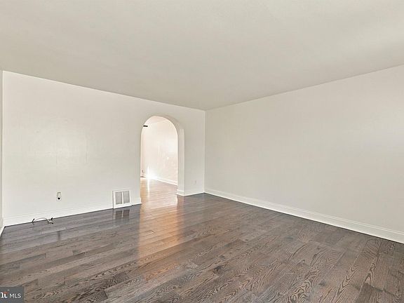 4th image of 3003 W Court Ave