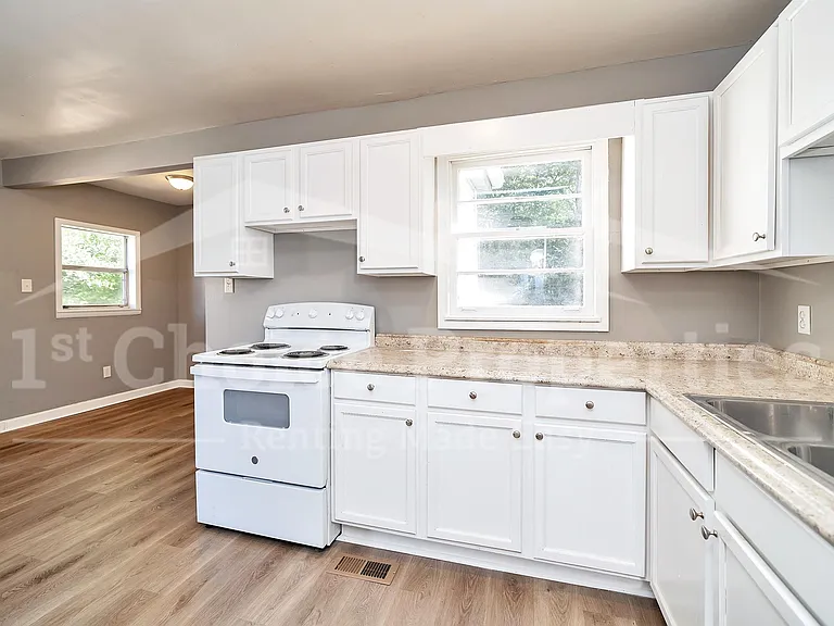 821 Alden Ave — Photo 3
