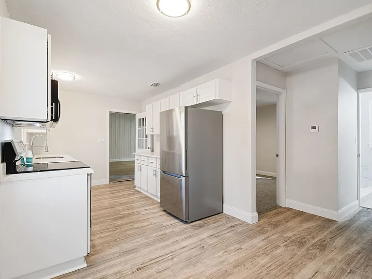 5710 Kenwood Ave — Photo 3
