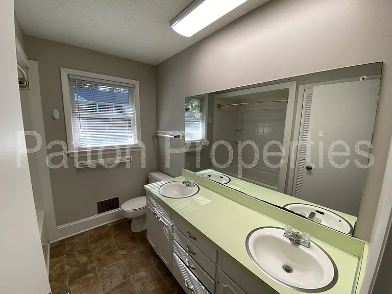 221 S Lucas St — Photo 9