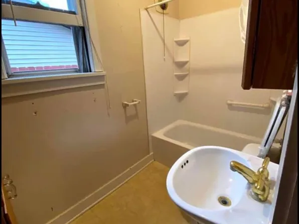 1527 Ferry St, La Crosse, WI 54601