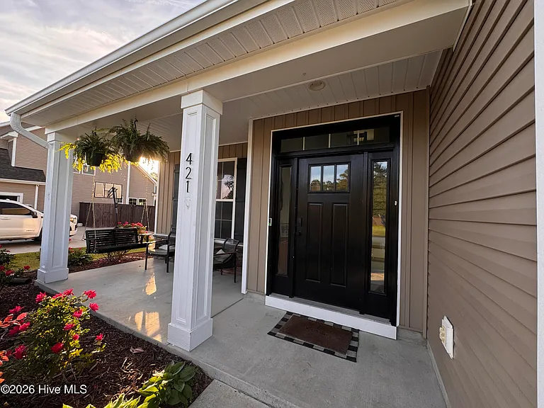 421 Wolfe Ln — Photo 2