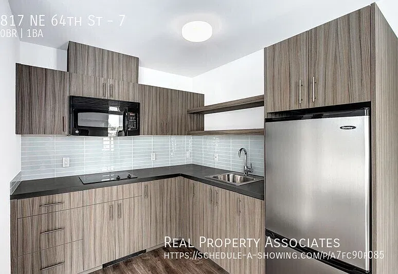 Studio in Greenlake/Roosevelt (MI Special: 50% OFF your second month's rent) — Photo 2
