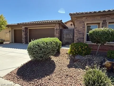 3 bed, 2.0 bath, 2083 sqft, $2,000 — Photo 3