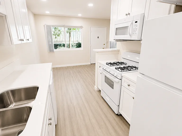 534 N Hayworth Ave #104 — Photo 7