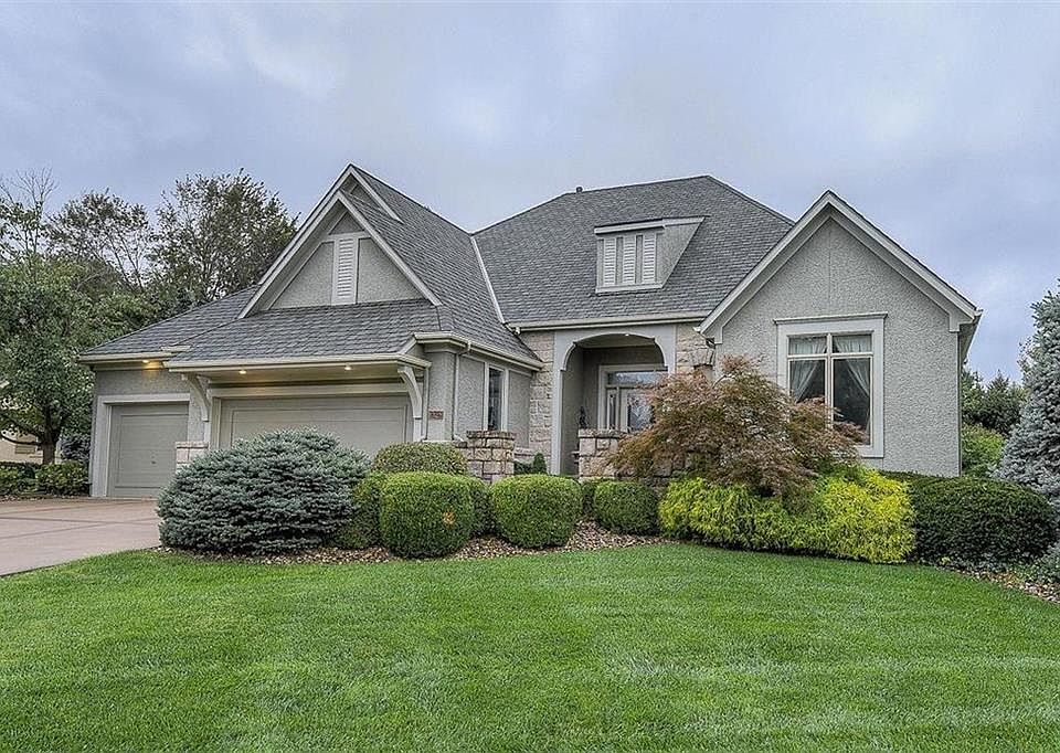 BEAUTIFUL CURB APPEAL NESTLED IN A CUL-DE-SAC!