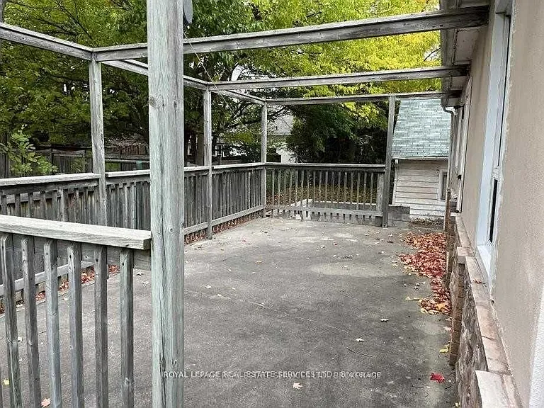 235 Lakeshore Rd W — Photo 14