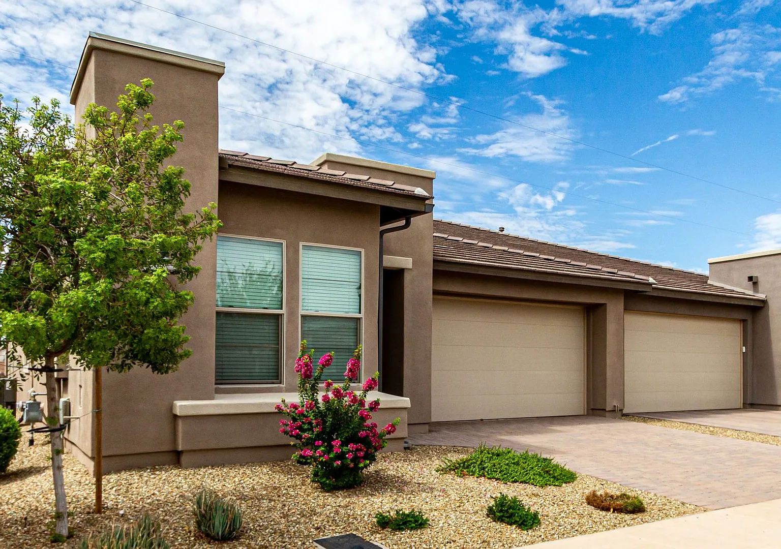 Luxury 2BR + Den Townhome in Amenity-Packed Community - Encanterra — Photo 3