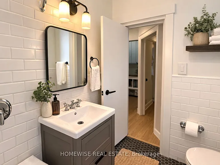 1542 King St W #2 — Photo 4