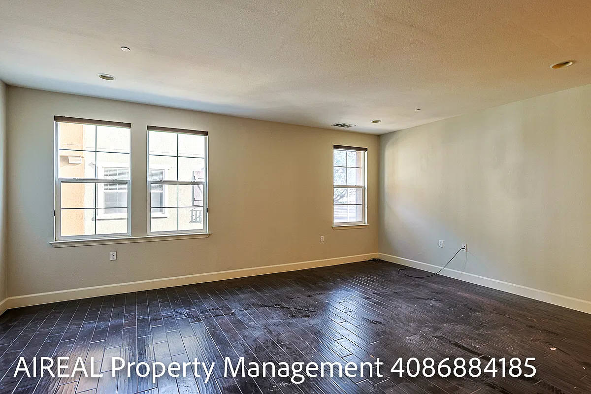 3 bed, 2.5 bath, 1564 sqft, $4,950 — Photo 2