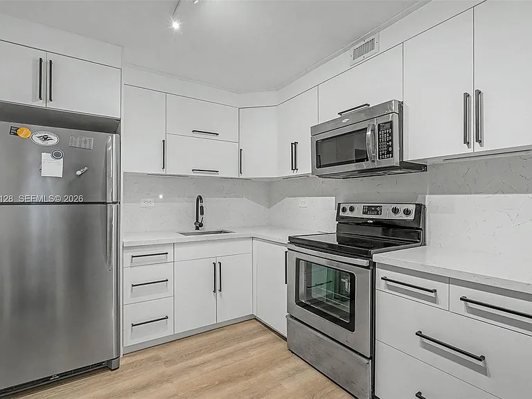 5555 Collins Ave #10V — Photo 7