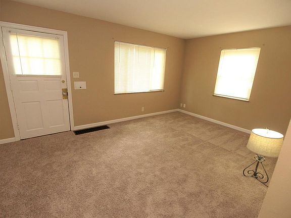 3rd image of 6913 Pinoak Dr