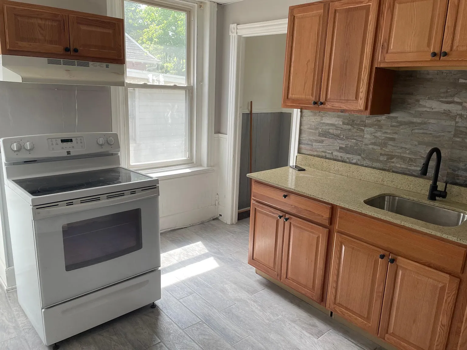 833 Seneca St — Photo 2