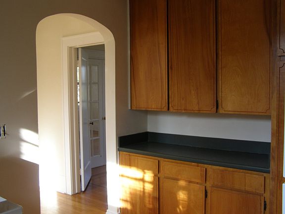 4th image of 2118 College St