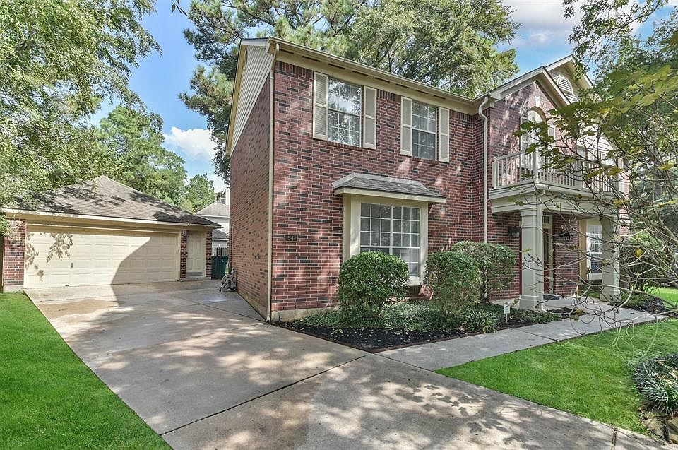 Cul-de-sac lot with detached garage and long driveway.