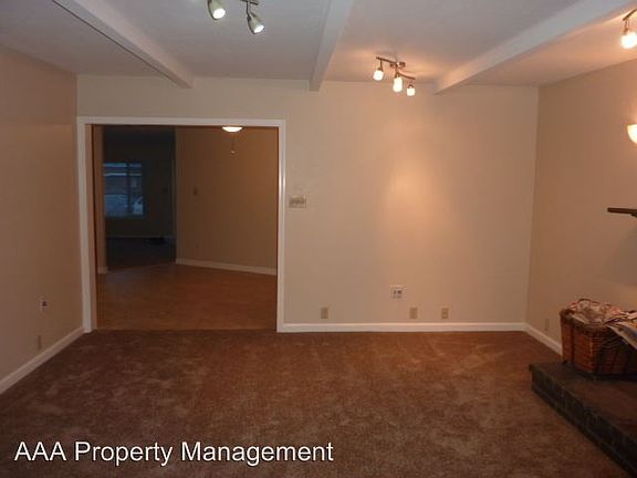 5th image of 102 Karen Ln