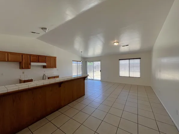 1408 Interlaken Dr, Bakersfield, CA 93307