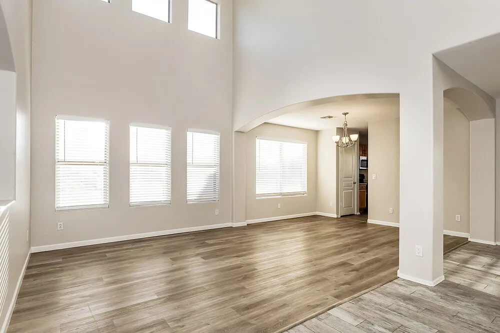 5 bed, 2.5 bath, 2400 sqft, $2,895 — Photo 4
